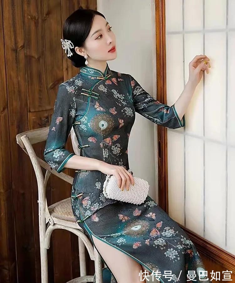 风情 一片落叶知一秋,时尚走优雅秋日路线,长款旗袍勾勒出万种风情