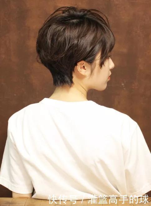 满头 女人过了40岁发型这样剪,时尚利落又洋气,显小10岁都不止