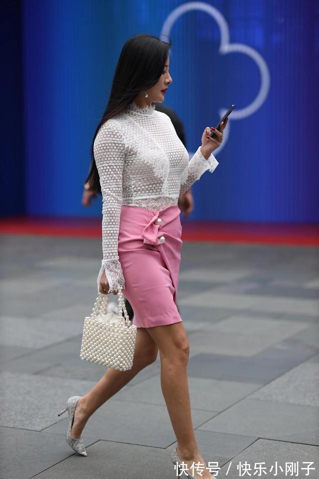 穿搭|时尚的穿搭,白色蕾丝长袖衫配玫红色短裙,优雅大方又可爱