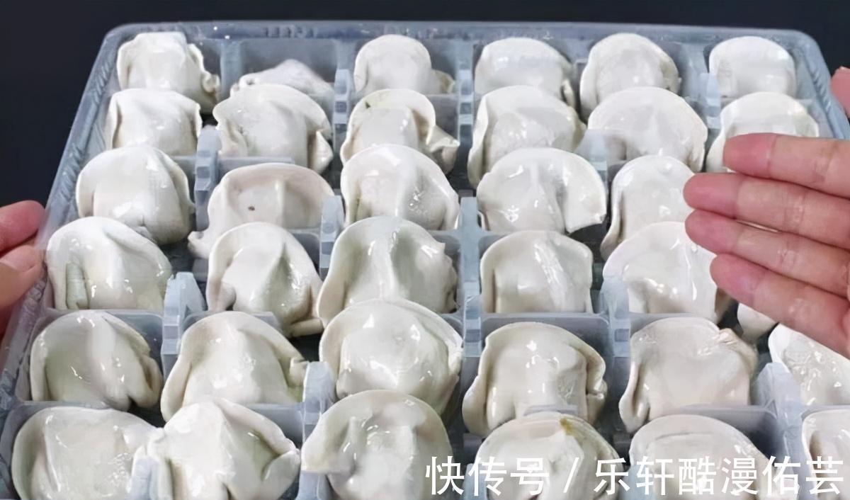 吃不完的饺子,最忌直接放冰箱,教你一招,饺子不开裂不破皮!