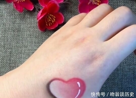 爱心@美术生在手上画粉色爱心水滴,像极了爱情,普通人:实力不允许!