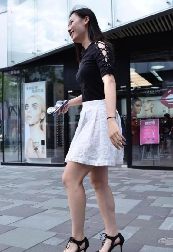 朋友|街拍:个性的阔腿裤穿搭的小姐姐,洒脱飘逸,时髦到没朋友