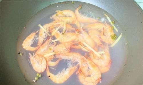 腥味|白水煮虾,直接煮是大错特错,牢记这3个技巧,大虾鲜嫩没腥味!
