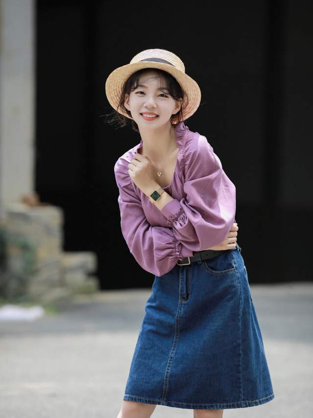 背带裙|会穿的人那么多,要怎样穿才不逊色呢?衬衫+ 牛仔裙简约时尚