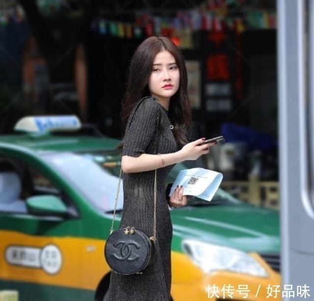 美女街拍清纯可人的小姐姐,气质优雅,穿出窈窕精致的美感