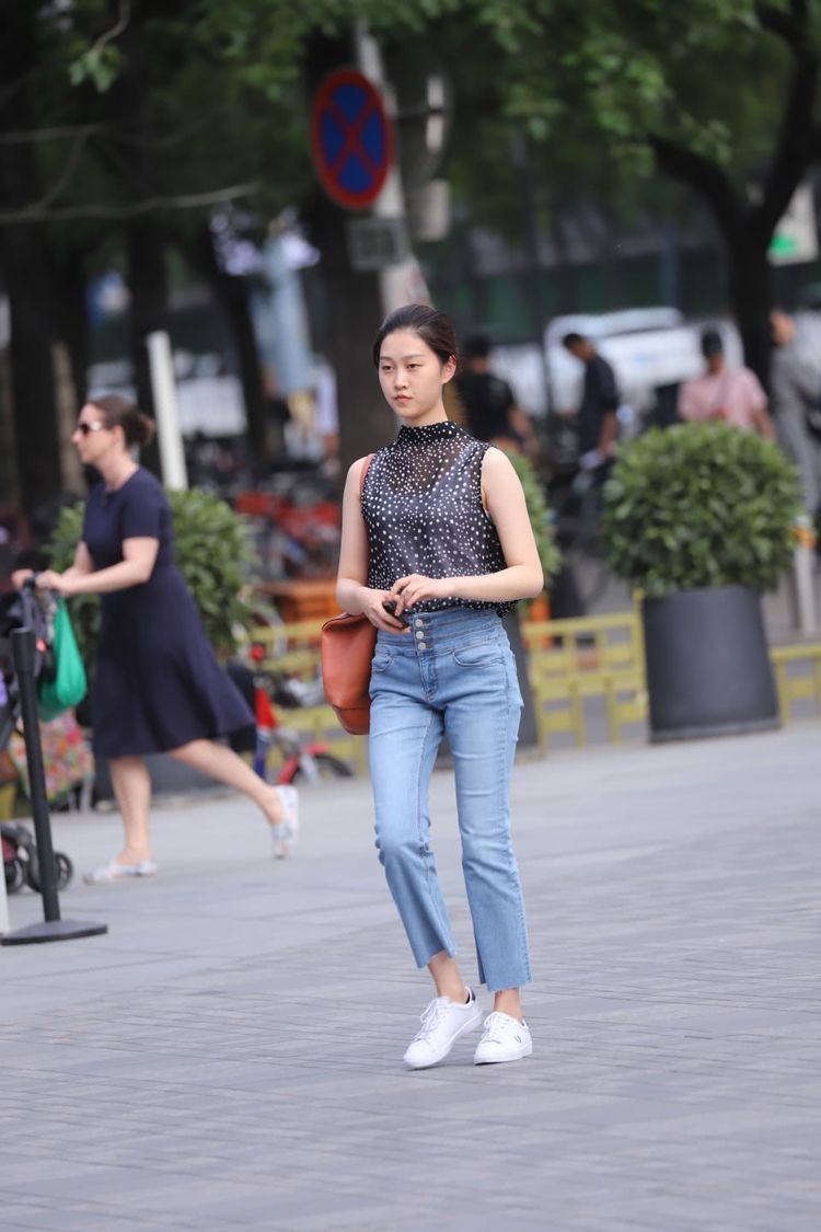 街拍:成熟的美女,逛街貌似收获满满的样子,甜美可爱