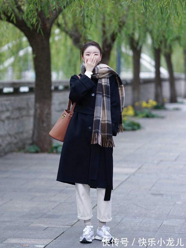 美女 秋冬大衣内搭选什么才好看,记住几个搭配技巧,让你变成大美女
