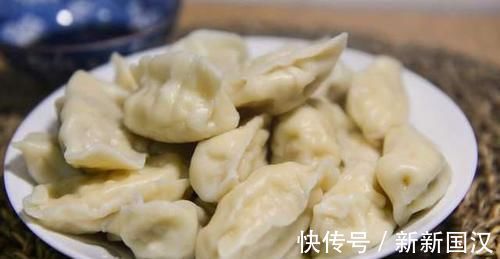 鲜嫩|包白菜饺子,调馅时用上这一招,白菜不出水,饺子鲜嫩多汁很好吃