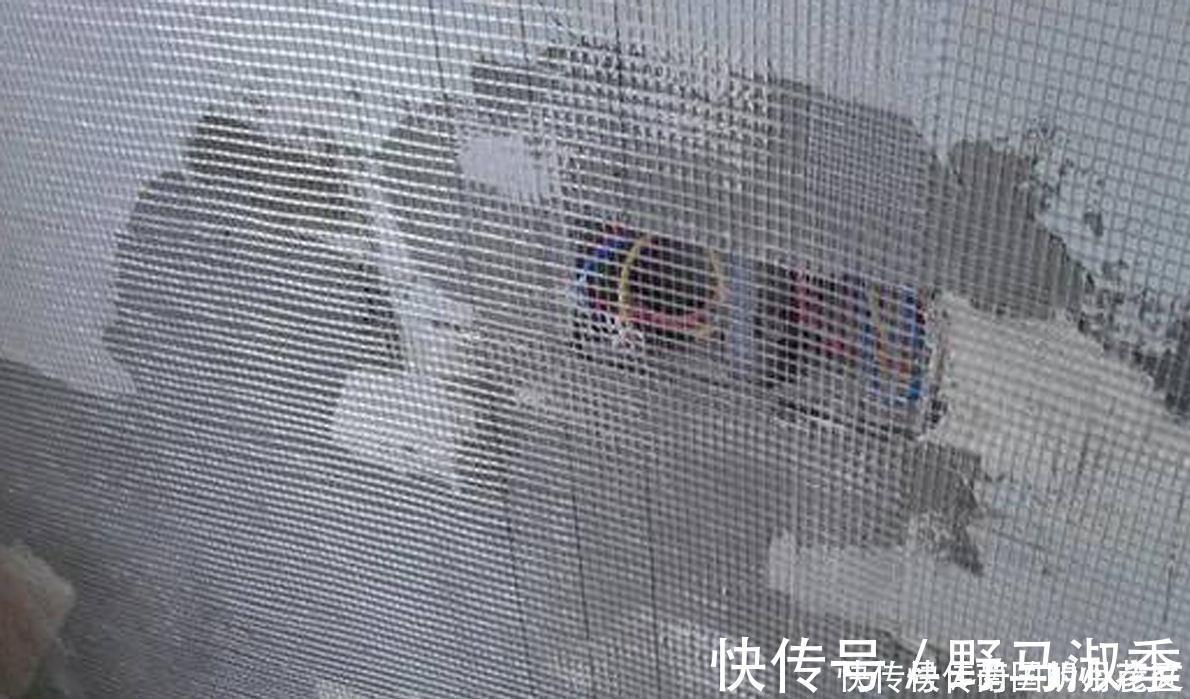 工人|新房装修砌墙万万要加这东西，工人做错立马拆了重装，后悔才发现