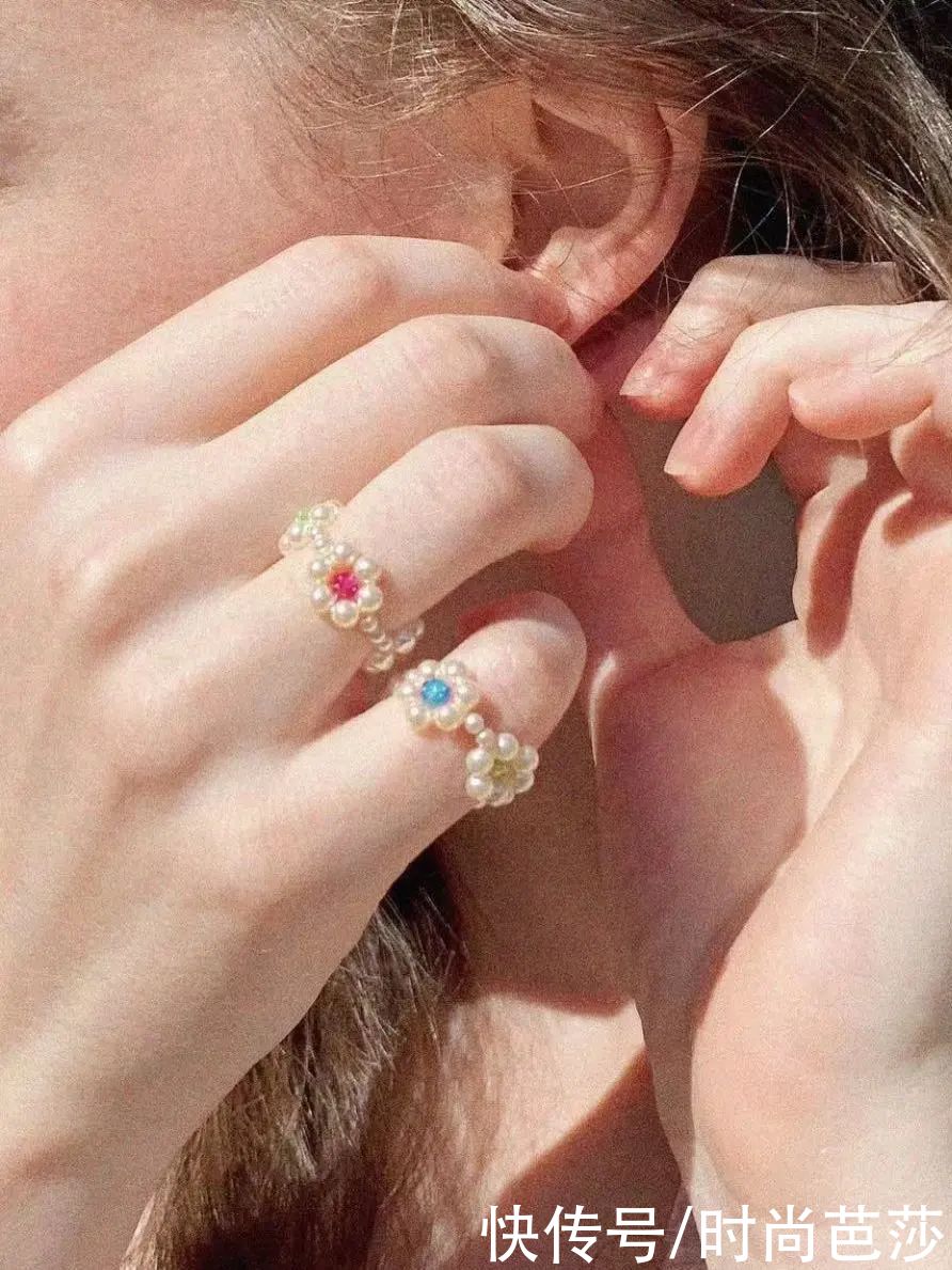 看到Jennie晒手上的戒指，终于找到原因了