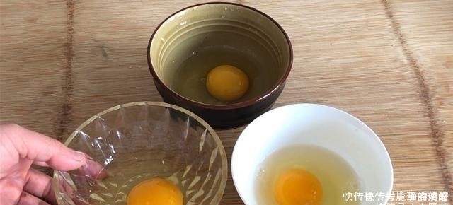 煮荷包蛋时,总有白沫易散开大厨教您1招,完整嫩滑不粘锅