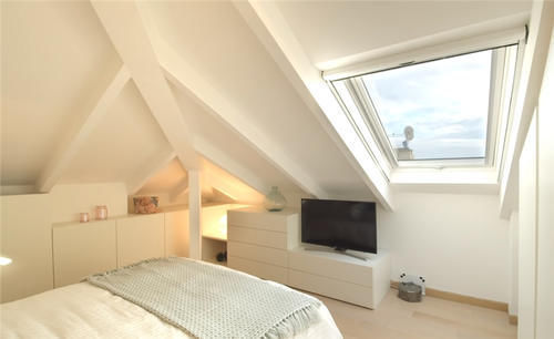 毛巾架|一家四口挤在49㎡小房子里，半平米不敢浪费，电视挂得比沙发低