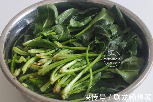 我家最爱的菠菜吃法,不炒也不拌,又香又软,一次一斤不够吃