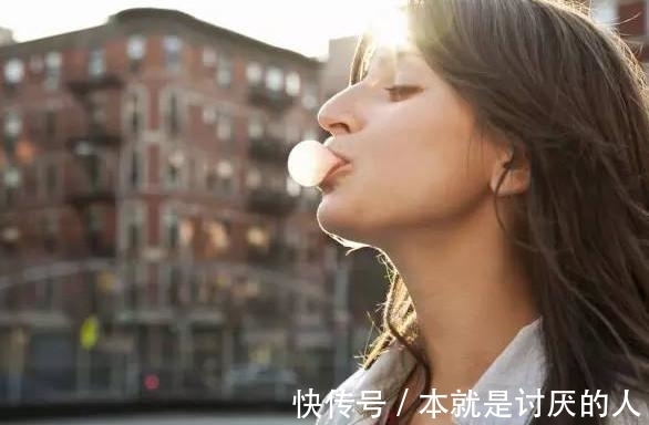 女儿|吃口香糖可致死？女儿死了10年后，伤心欲绝的妈妈发出警告