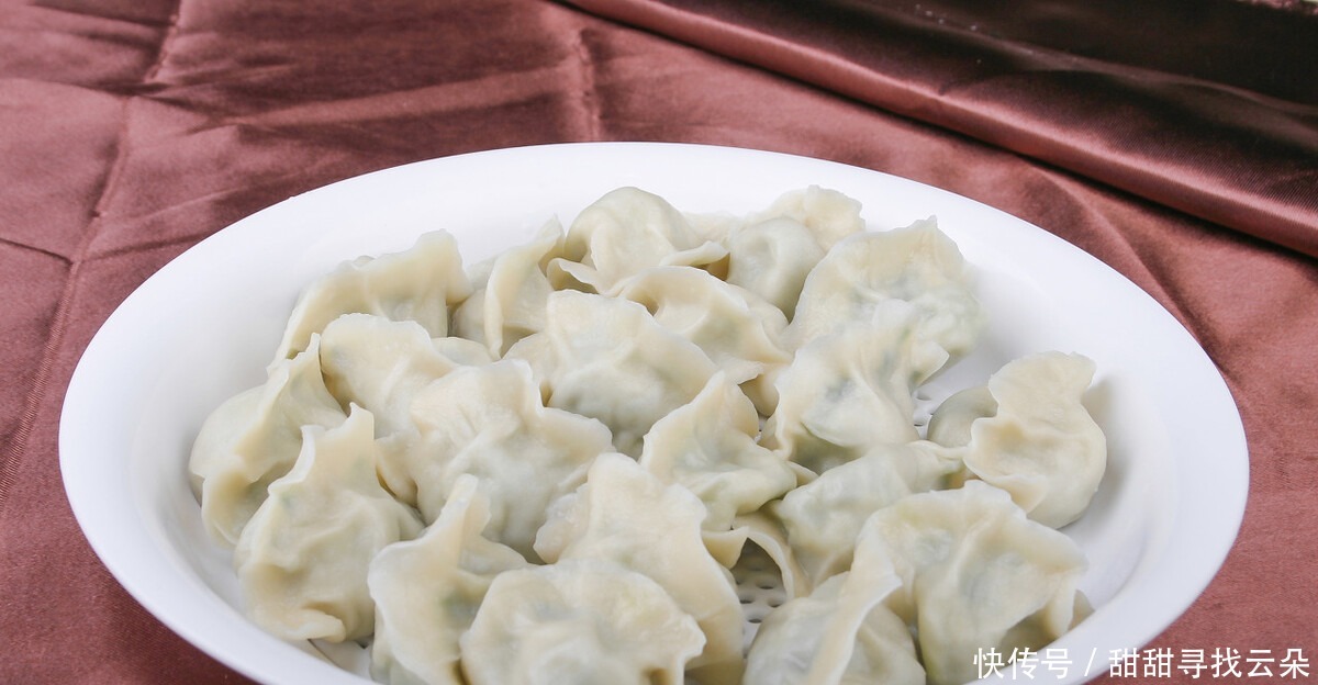 春天包韭菜饺子，调馅时牢记3不放，饺子清爽鲜美多汁，还没怪味