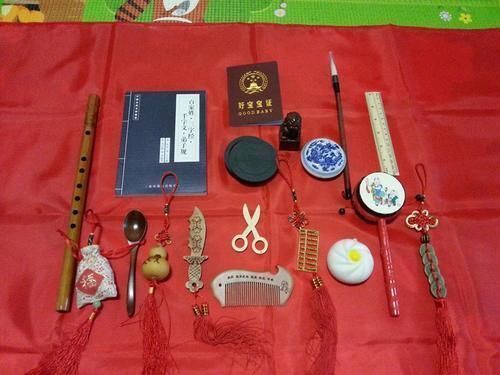 奶奶|孙子抓周,最后抓的却是奶奶随便放下的一物件,大家笑容都僵住了