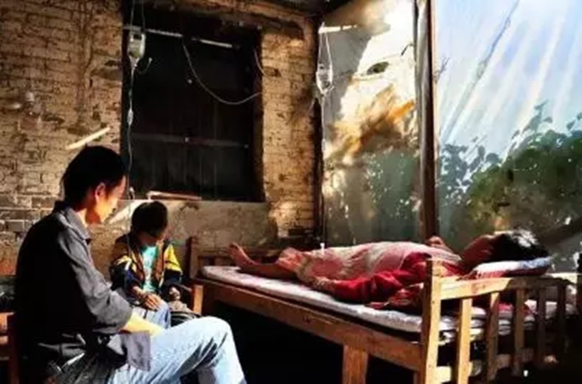 孕检|28岁孕妈在家突发急产,胎儿伸手喊“救命”,医生检查后却急哭了