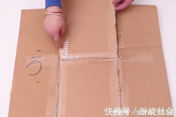 大纸箱上剪几刀太厉害了,家里人都夸聪明,一年能省下好几百!