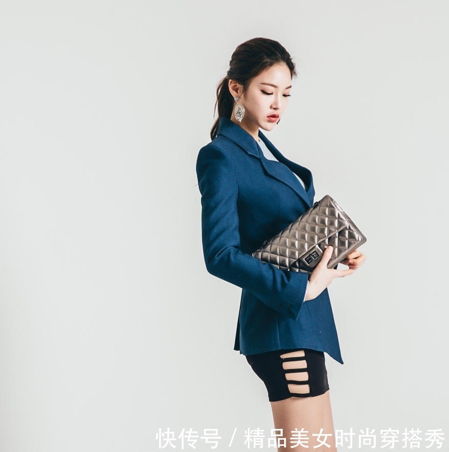 针织衫|一件浅蓝色的针织衫,下搭一条黑色的短裙,简洁大方,优雅又时尚