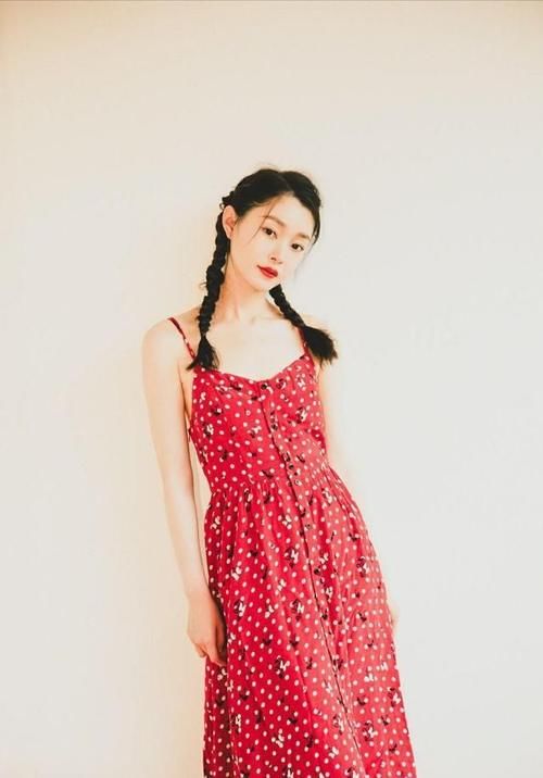 范儿|美女浅绿色中袖,搭配瑜伽裤,女神范儿十足时尚感拉满!