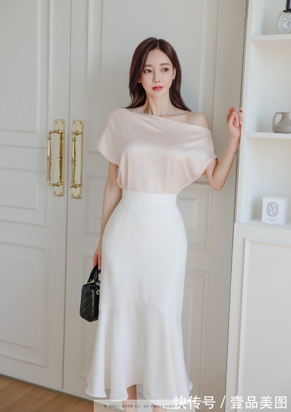 时尚|女神孙允珠时尚搭配:荧光驼色淡粉斜肩白瓷鱼尾裙