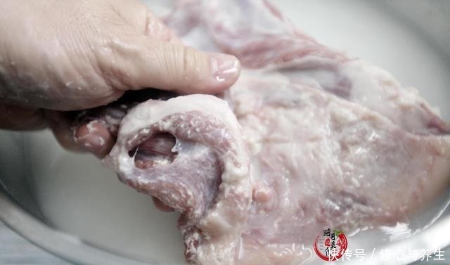 冬天炖羊肉，记得“1泡1煮2香料”，羊肉不腥膻，羊汤奶白鲜香！