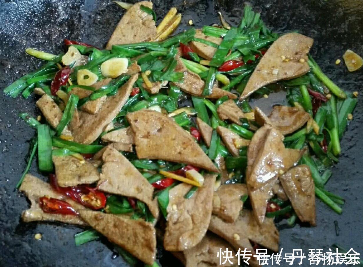 翻炒均匀|炒猪肝滑嫩有技巧,学会这个腌制猪肝的方法,炒的和饭店一样好吃