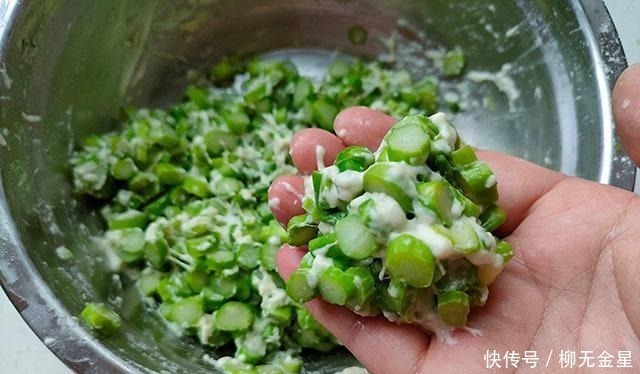 小饼|夏季多给孩子做这个吃,食材拌匀团成饼,上锅蒸一蒸,好吃营养高!
