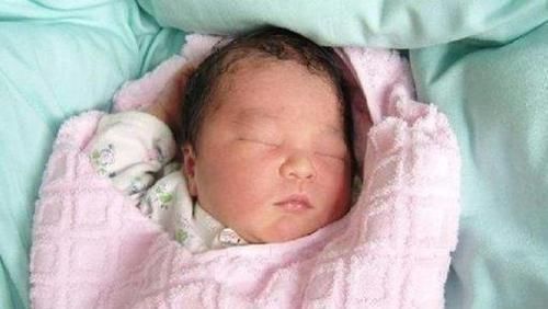 睡眠时间|出生一个星期的新生儿还不睁眼,爸妈急忙送医,检查后医生乐了