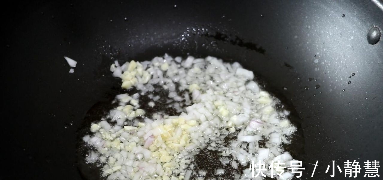 懒人酱香饼|饺子皮别光包饺子吃,教你懒人酱香饼的做法,连揉面都省了