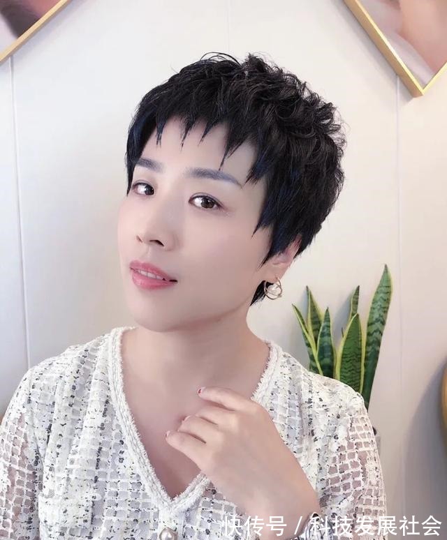年轻 40岁左右的女性,发型这样剪,时尚年轻不老气!