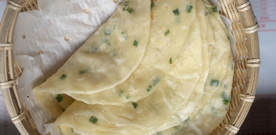 烙饼|家常烙饼最简单的做法，不用揉面不用油酥，柔软又多层，凉了不硬