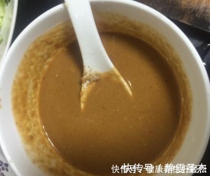 火锅店|稀释芝麻酱，只加水就错了！火锅店都加“它”，芝麻酱丝滑细腻