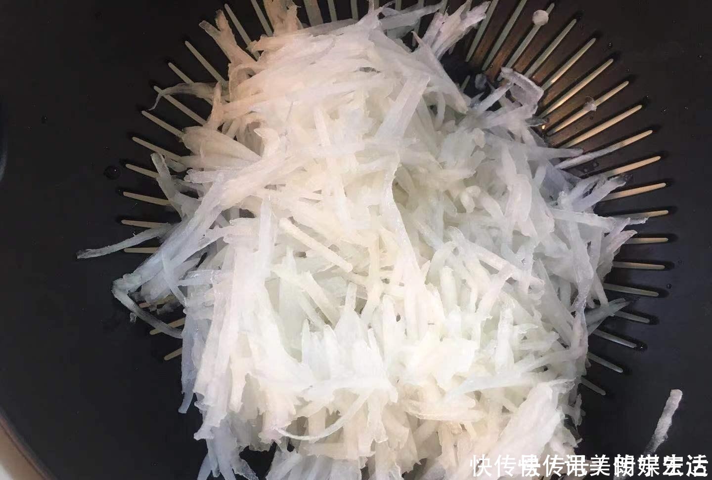 阿姐|半根萝卜一个鸡蛋,用筷子搅一搅,5分钟搞定全家人的早餐