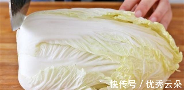 2块钱的白菜，不炒不煮，教你1个最过瘾吃法，营养又解馋，太香了！