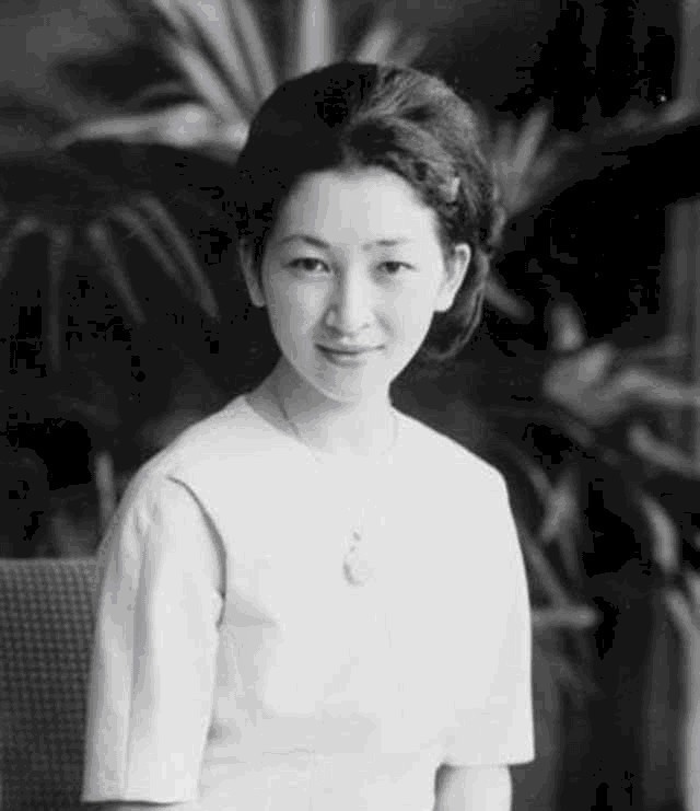 明仁|被恶毒婆婆逼成抑郁症,“亚洲戴安娜”晚年反击,拒绝与天皇合葬