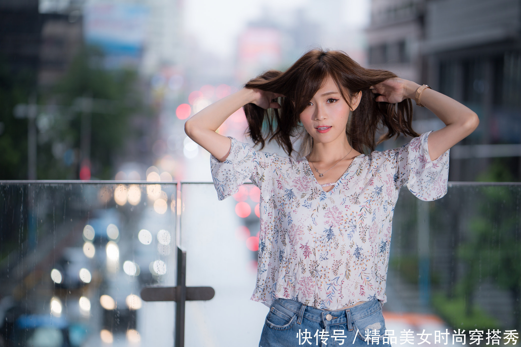 少女|碎花上衣虽然没有连衣裙那么温柔，但是却多了少女的青春气息
