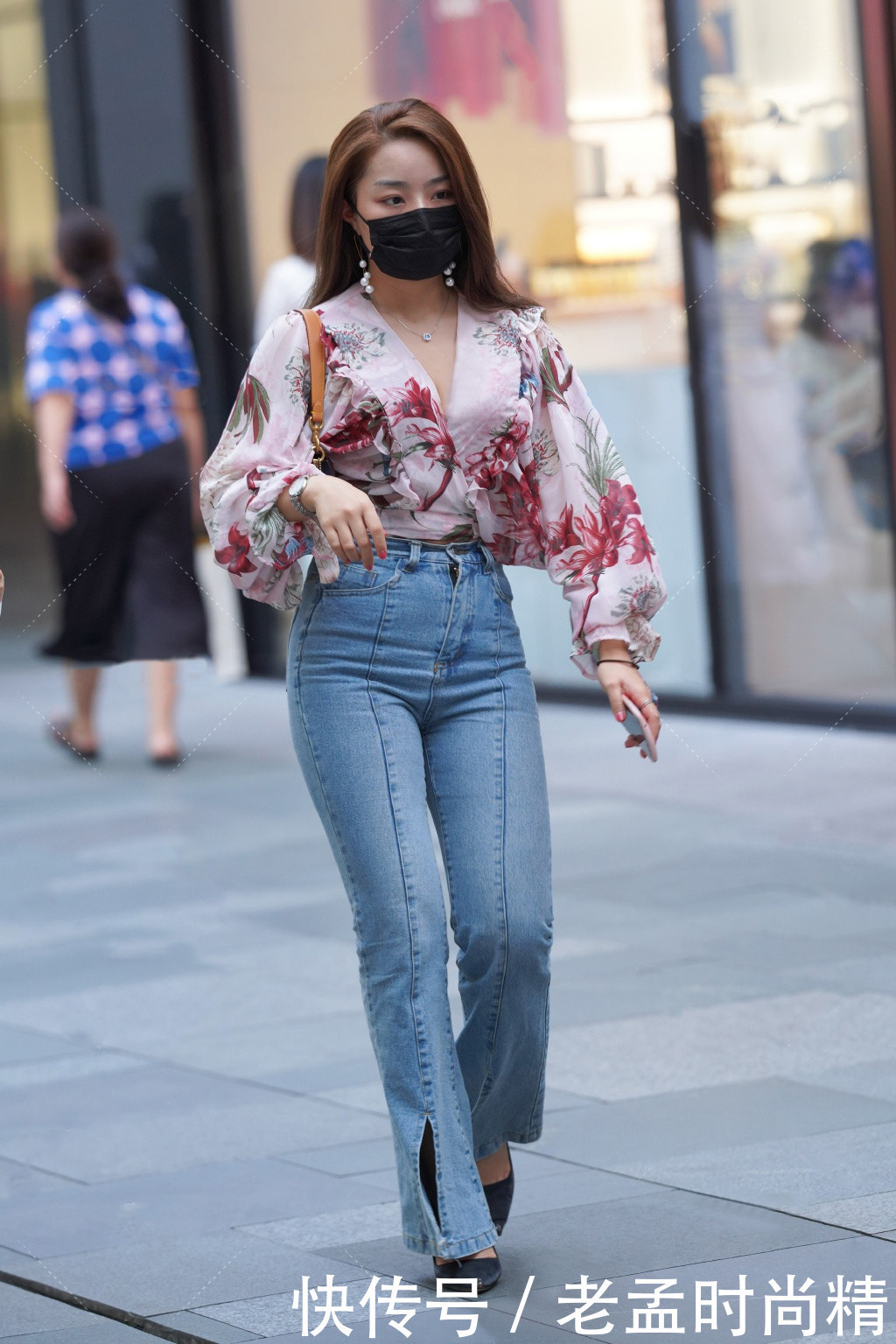 街拍微胖女生选择修身喇叭裤,休闲个性又气质,分分钟打造出靓丽造型