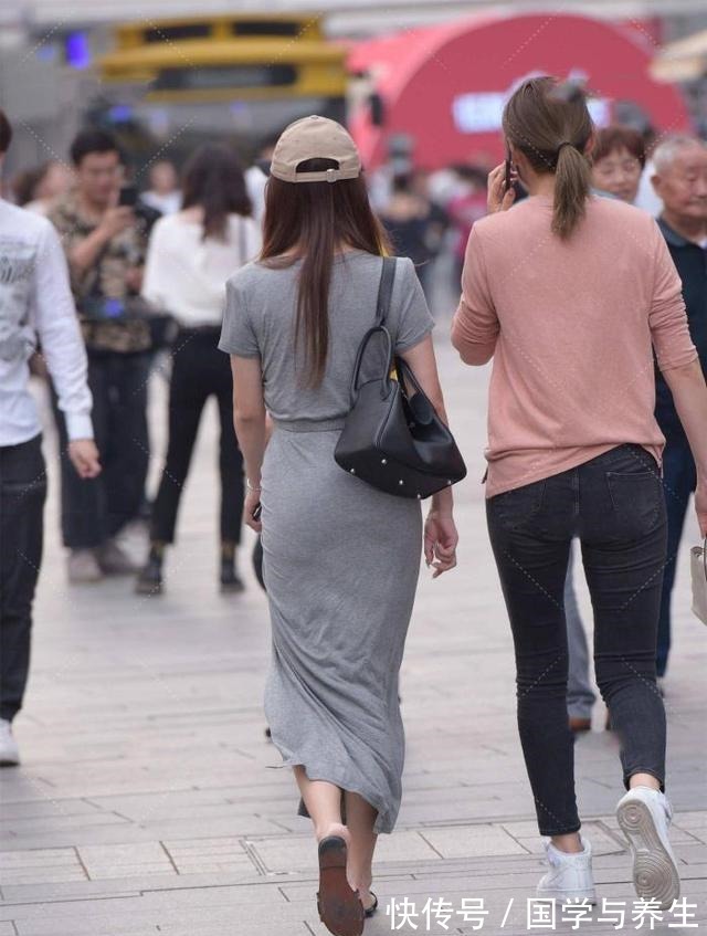时尚感 灰色套装裙子,褶皱设计提升时尚感,搭配鸭舌帽又“酷”又“飒!