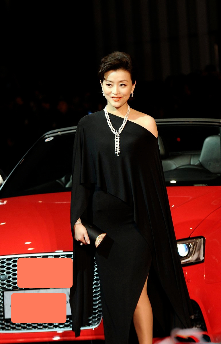 洋气|杨澜:腹有诗书气自华,一袭黑色斜肩连衣裙高级洋气,气质端庄