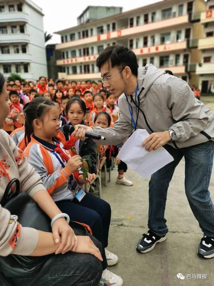 老师和他|巴马县第四小学首届科技节