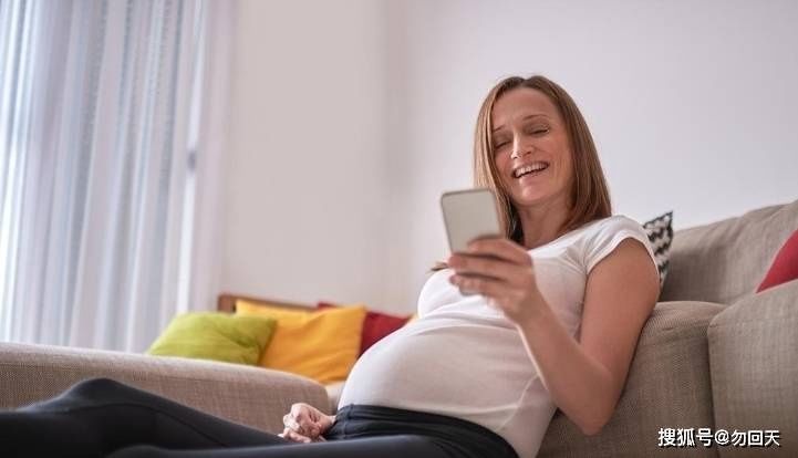 怀孕|孕期可以玩手机吗？避免出现这种行为，辐射不足，伤不到胎儿！