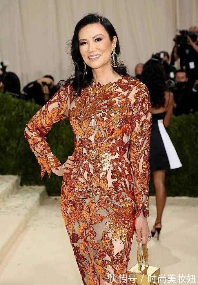 亮片|邓文迪越老越大胆,穿枫叶连衣裙大秀好身材,美成了全场焦点