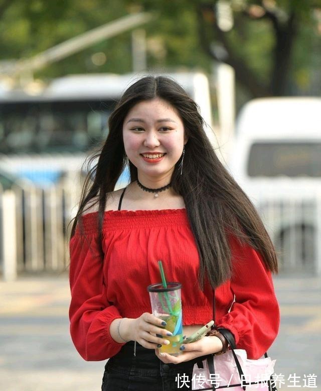 裤子 牛仔打底裤搭配时尚白色上衣，好看甜美，找到合适的衣服穿搭！