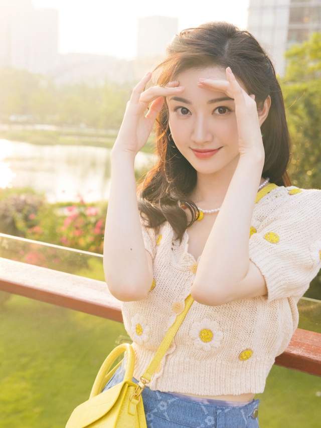 女孩子|秋季,针织衫配半身裙高级洋气,让你可咸可甜,秒变初恋女友模样