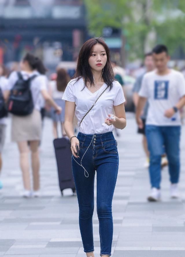 休闲|偏爱简单休闲的装扮,耐看显气质,让造型更具青春活力