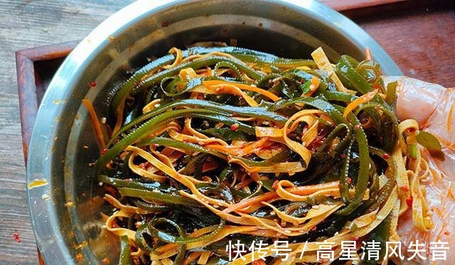海带丝|这菜我家一周吃3回,食材烫一烫,浇点料汁拌一拌,天热吃真爽口!