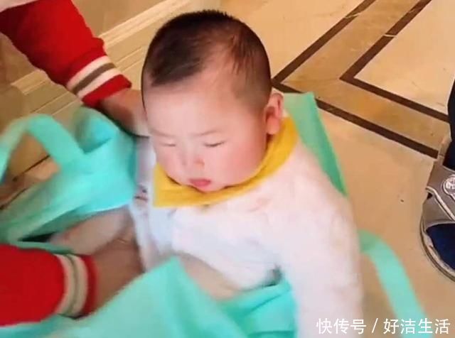 妈妈|爸爸抱3娃外出遛弯,突然天降小雨,爸爸实力护娃笑翻妈妈