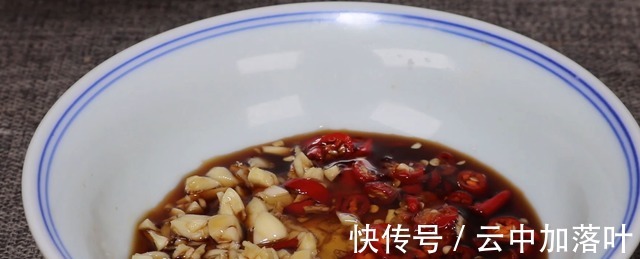 做法|茄子和皮蛋这个创新做法火了，我们家百吃不厌，招待客人有面子！