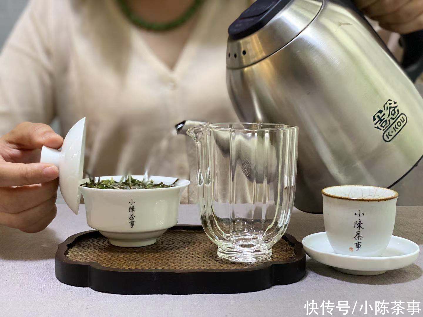 老白茶|绿茶香，红茶醇，岩茶岩骨花香，那白茶应该喝什么？